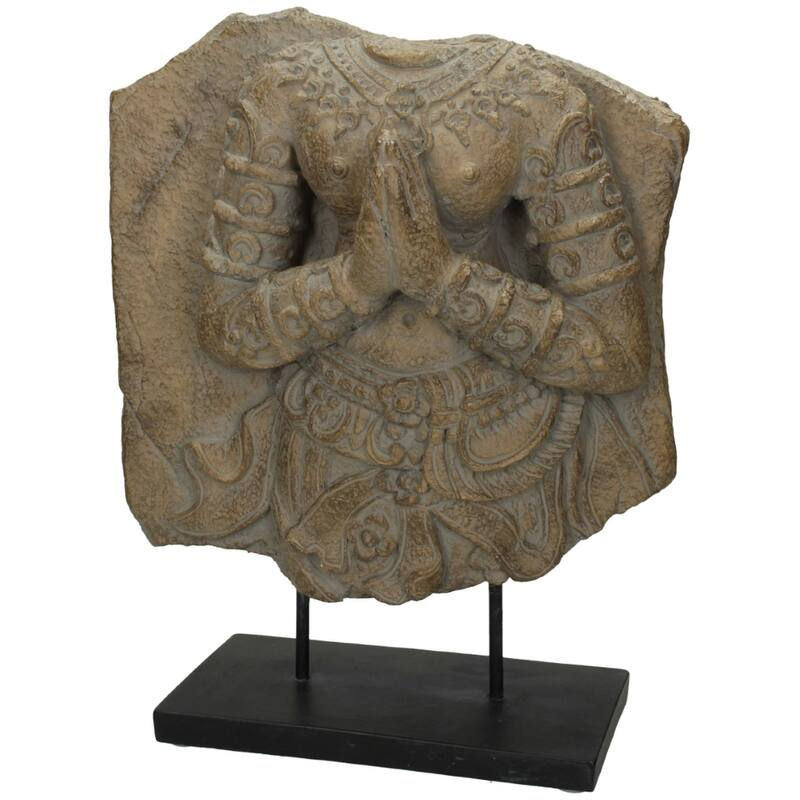 Başsız formda, göğüste birleşen elleri olan, zamansız ve aşınmış yüzeyli heykel