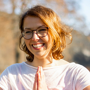 Porträt von Claudia Häring – Yogalehrerin und ganzheitliche Begleiterin