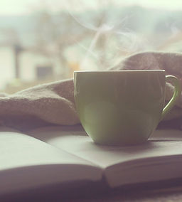 Bücher und eine Tasse Tee als Symbol für meine zahlreichen Ausbildungen und meine Leidenschaft für ganzheitliches Lernen.