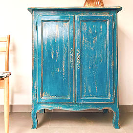 meuble de rangement/peintures naturelles/bleu sur fond orange/cire/On n'est pas chez mémé