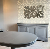 Salle à manger en merisier restaurée et peinte en gris moyen avec des produits MAULER, incluant table, enfilade trois portes, meuble TV et table basse, réalisée par mon atelier de relooking de meubles près d'Arras.