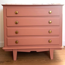 Commode de famille ancienne restaurée avec son plateau en marbre d'origine et une peinture artisanale rose foncé, projet de relooking de meuble sentimental réalisé par mon atelier près d'Arras.