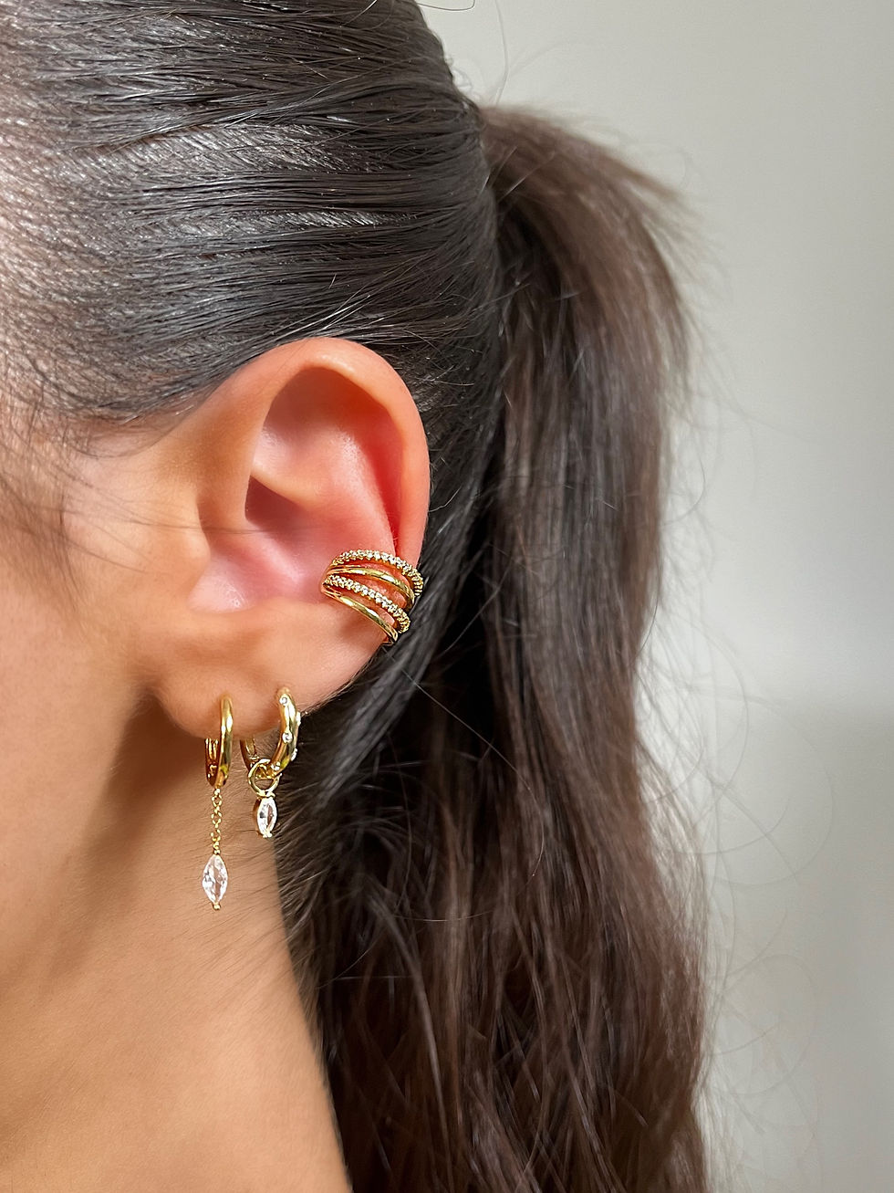 Composition de boucles d'oreilles en plaqué or avec Zircon blanc. Bijoux scintillants et élégants de la boutique canadienne Marine Minelle Jewelry. Bijoux confortables pour tous les jours