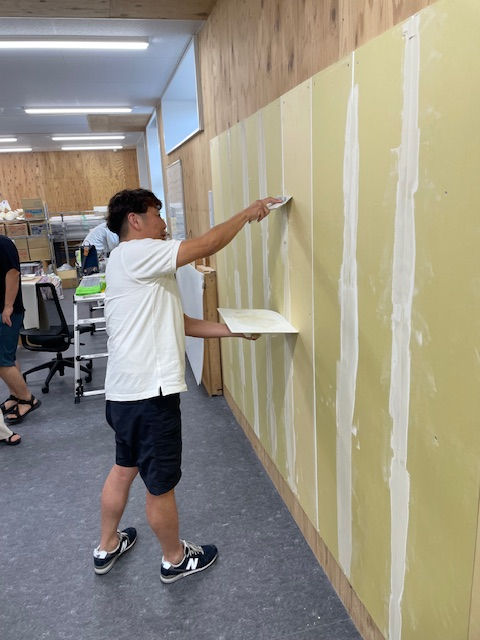 午後からはウォールボンド社の各パテを実際打ってみて、違いを知って体験したり