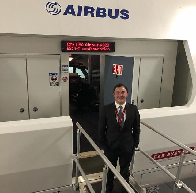 Samuel y Juan Pablo en las cabinas de simulación del avión A320.