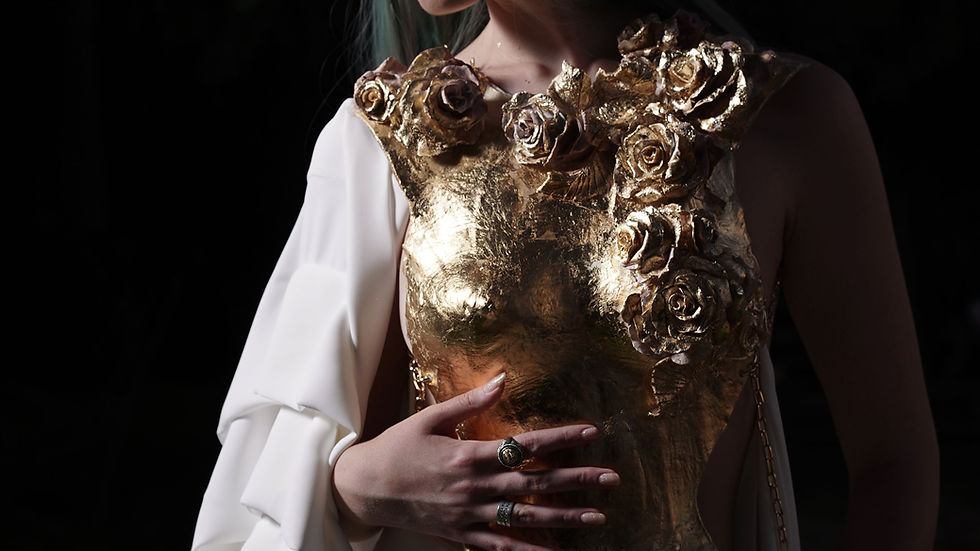 Corsetto scultoreo realizzato per il progetto Oroscenza: Creta modellata a mano e foglia oro 24 carati. Scopri la collezione