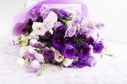 beautiful-flowers-bouquet-mix-white-purple-violet-eustoma
