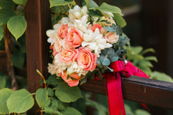 wedding-bouquet-close-up-outdoor-photo