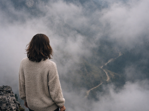 Sisli dağlar ve vadiye cesaretle bakan kadın