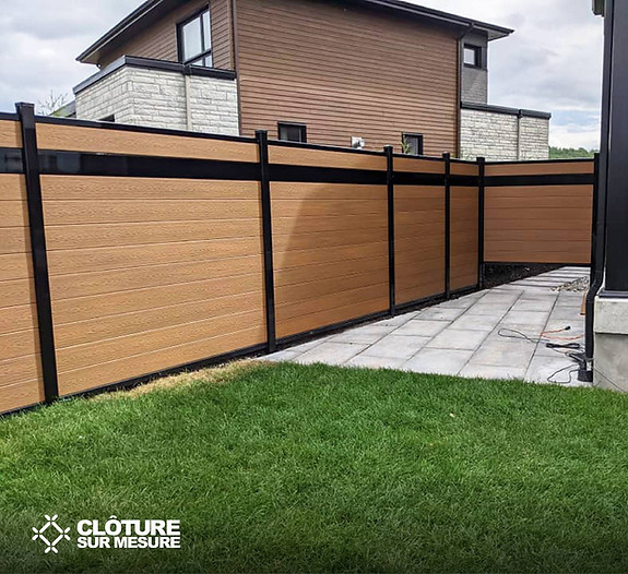 Cloture de composite avec planche décorative noire 22.jpg