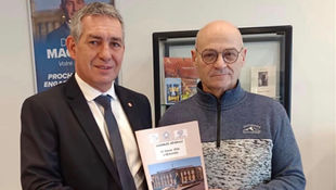 Remise de brochures à Monsieur Philippe Serdet, Secrétaire du CDMJSEA.