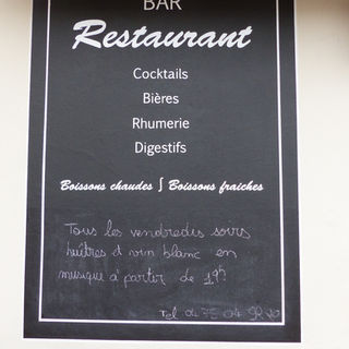 Réalisation d'un lettrage peint pour un restaurant.
