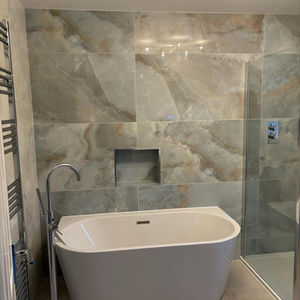 Standing bath with marble tiles 