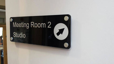 Black meeting room sign