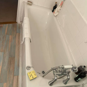 Bathroom installation using white tiles