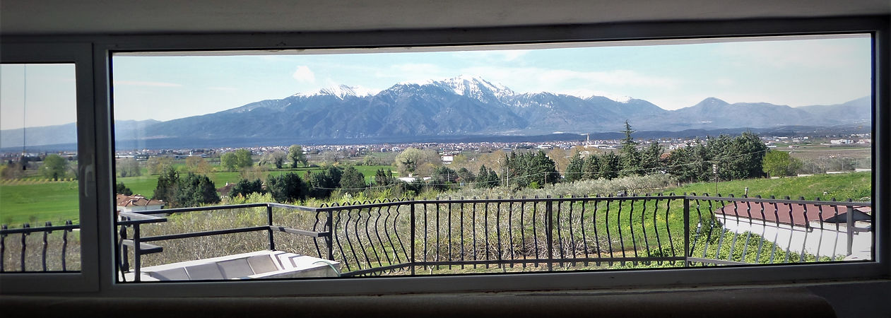 Enjoy breathtaking views of Mount Olympus, the Aegean Sea, the city of Katerini, and many communities from the family relaxation area on the second floor of the villa in the Summer. Experience a modern architectural lifestyle with traditional touches in a villa at the top of a hill in Greece! The villa offers an amazing view of the enchanting surrounding landscapes, where the line between indoor and outdoor space is almost non-existent.