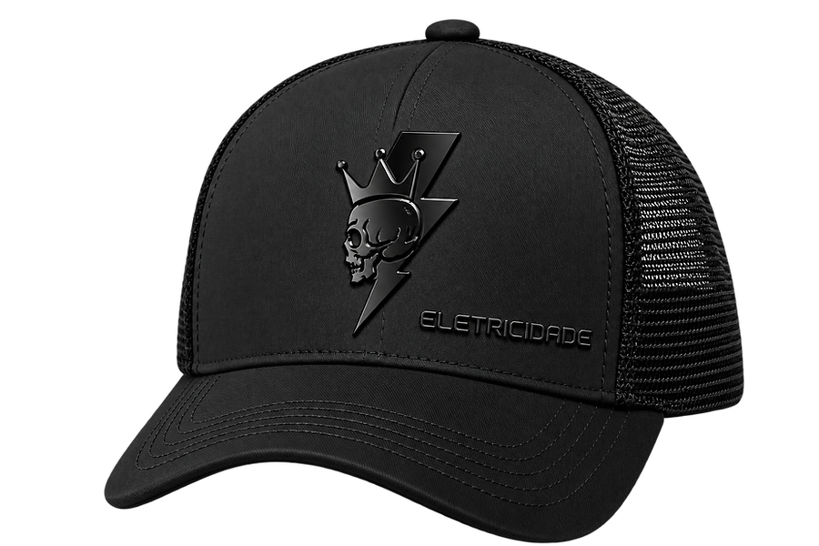 Boné preto trucker com caveira coroada, raio e marca Eletricidade em preto sobre preto.