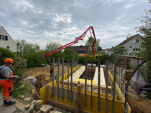 Betonarbeiten, Pool betonieren, Umgebungsarbeiten, Bodenplatte betonieren, Fundamente erstellen, Backsteinmauer, Kalksandsteinmauer, Natursteinmauer, Balkone betonieren, Balkone sanieren, Betonsanierungen
Anbau, Umbau, Carport, Garage, Kellerabgang
Zimmer vergrössern,
Poolbau Gränichen, Poolbau Suhr, Poolbau Aarau
