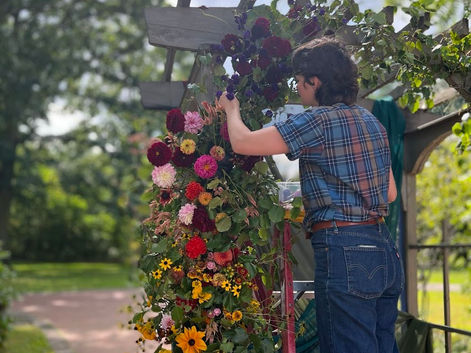 How to Dazzle with Local Flowers & Support Native Plants at Your Wedding