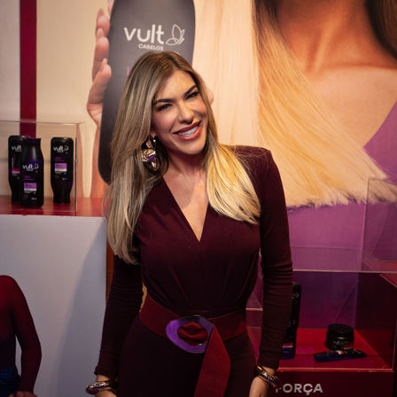 Lore Improta e Rebeca Andrade esbanjam carisma e beleza em feira em São Paulo.