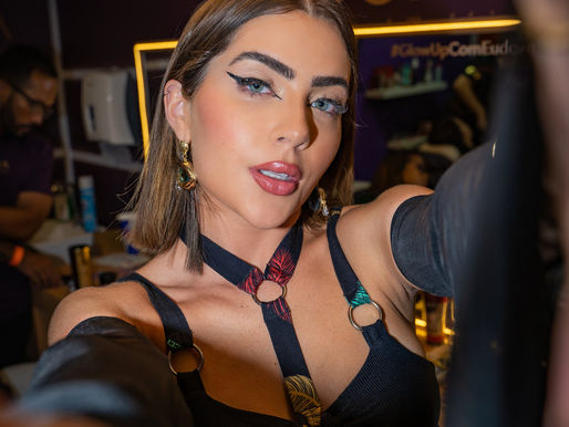Jade Picon surge deslumbrante com look cheio de recortes no desfile das Campeãs na Sapucai.