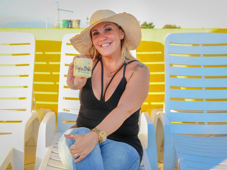 Érika Bronze - Ela foi a responsável pelos biquínis de fita isolante e pelo bronzeamento na laje.