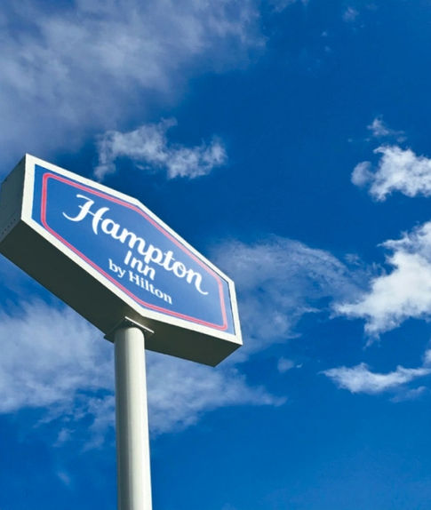 Expert large-scale pylon installation ensuring stability and maximum visibility.