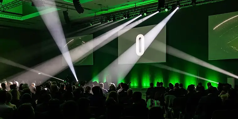 Bühnenkonzept aus Licht und Bühnenbild