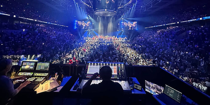 Ergebnis einer Eventkonzeption: Gefüllte Event-Halle