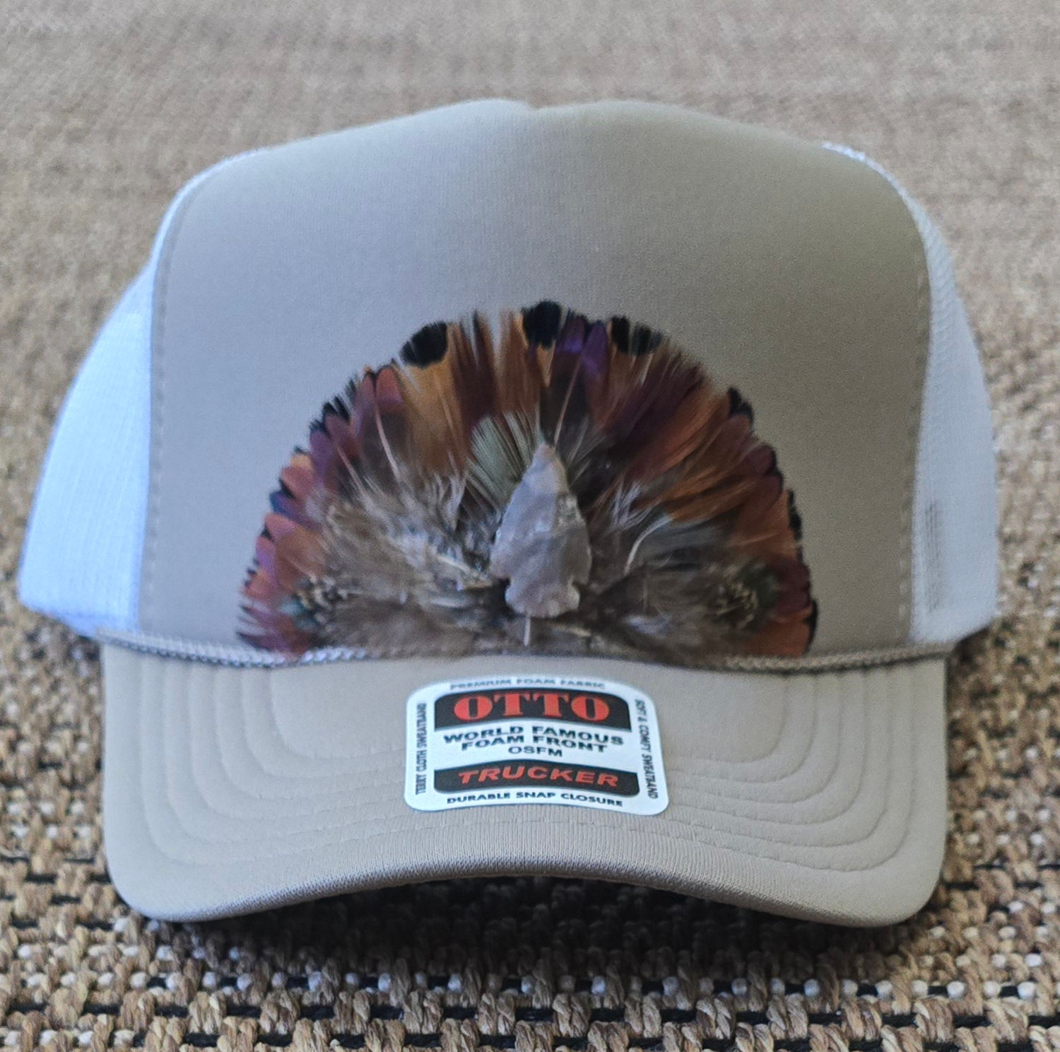 Feather Crown Trucker (Beige/Arrowhead)