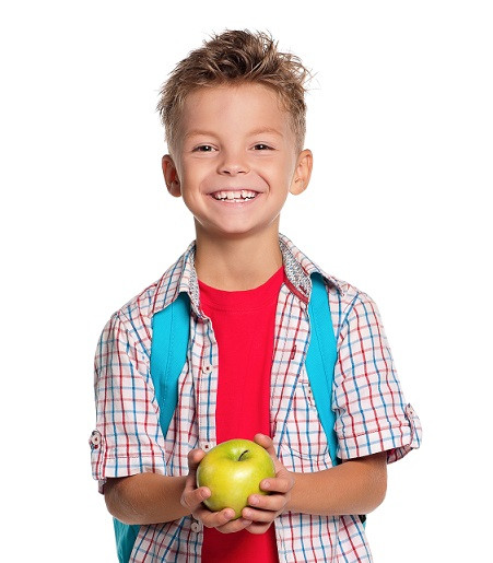 menino voltando às aulas