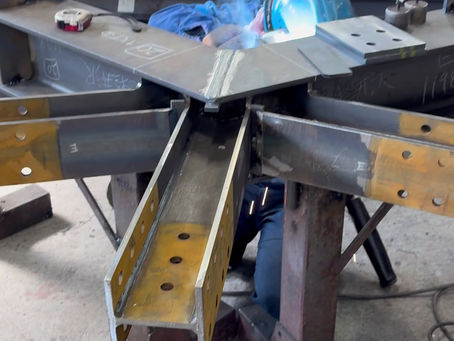 トリッキーな鉄骨組立中！