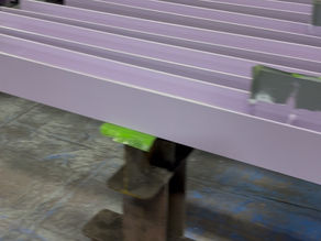 工場内にて、仕上げ塗装中です♪