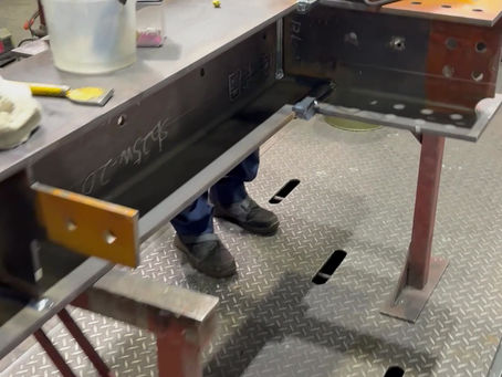 飛行機梁をUT検査中！