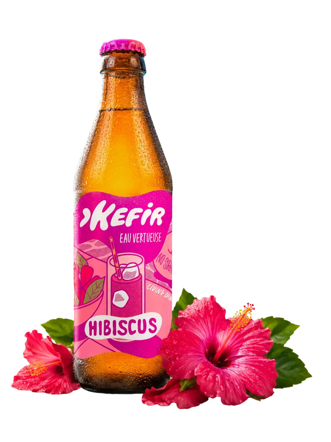 Bouteille de kéfir hibiscus à l'étiquette rose, posée près de fleurs d'hibiscus