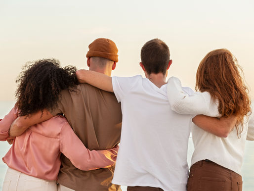 Amigos abraçados e de mãos dadas olhando para o céu