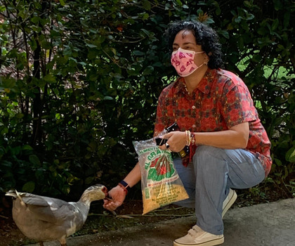 Profesora Alma Bertoni alimenta a nuestra mascota adoptiva.jpeg
