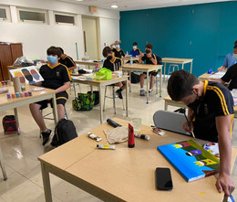 Estudiantes de septimo grado preparan cuadros navideños.jpeg