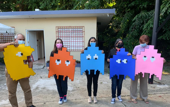 Personal de administracion enseña sus atuendos para el Spirit Day.jpeg