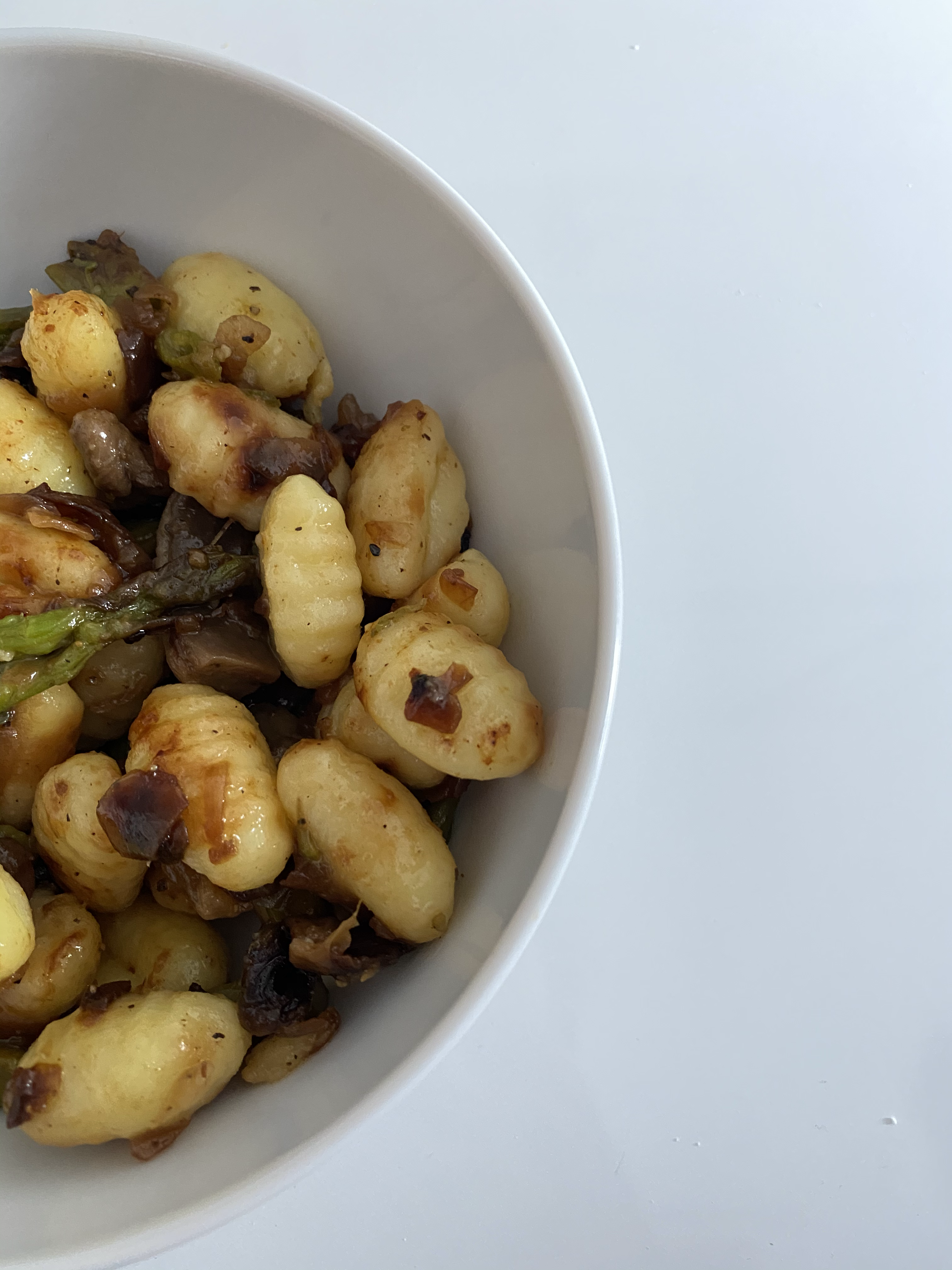 Gnocchi amb bolets i espàrrecs