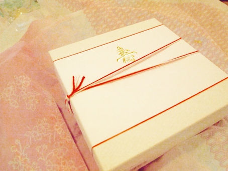 結婚祝いで喜ばれる贈り物の選び方とマナー