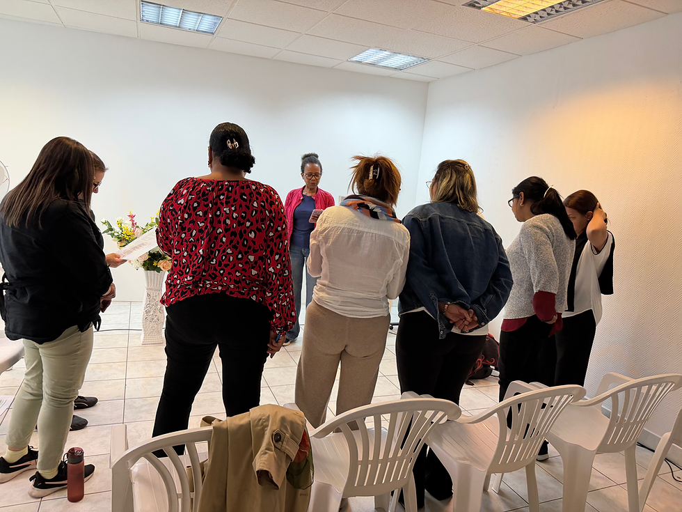 Mulheres em oração durante reunião na Igreja.