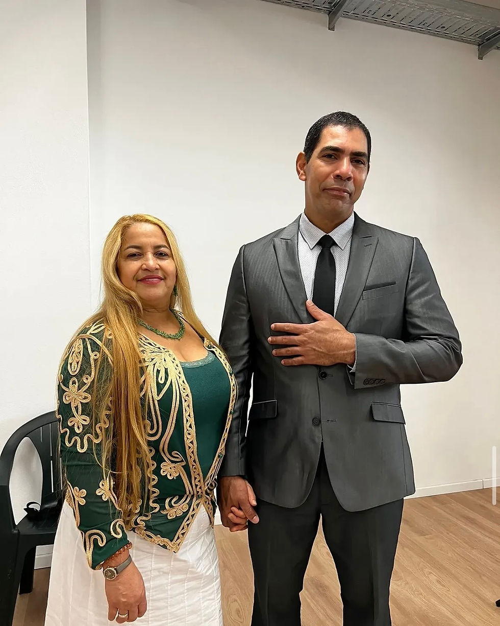 Casal em traje formal em um ambiente de igreja.