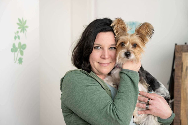 Hundetrainerin Alex Sieber mit einem Kundenhund am Arm