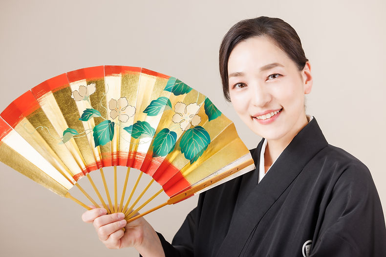 伶以野陽子扇横.jpg