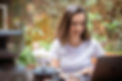 Foto da Carol Sessa Nutricionista em Vila Velha trabalhando no computador