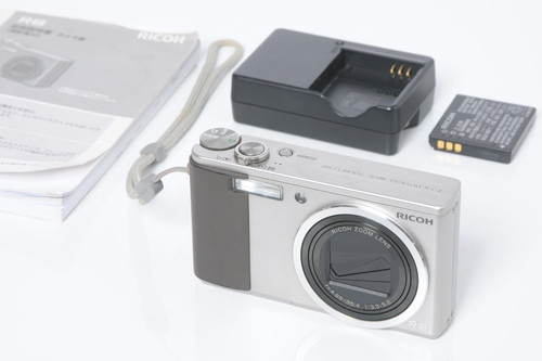 RICOH リコー R8 コンパクトデジタルカメラ ASCII.jp：トラディショナルデザインに生まれ変わったリコーの