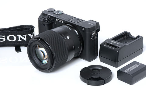 【最大限値下げ】Sony α6300 レンズ、フラッシュ付き Sony α6300(ILCE-6300) Sigma 30/1.4DC DN Contemporary 付き