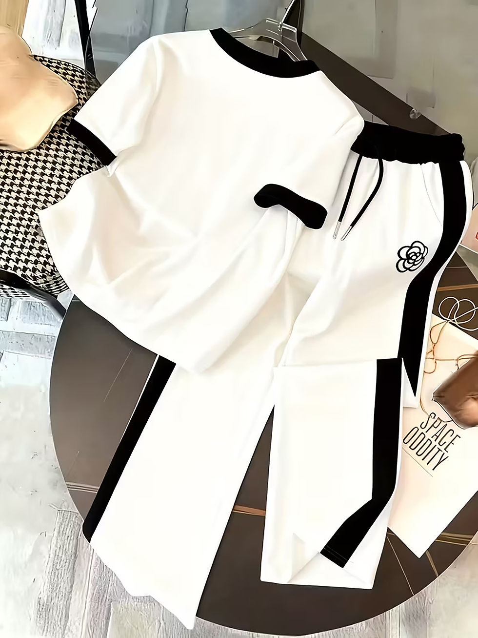 Thumbnail: Personalized Prints, Contrasting Color Designs, Women's Suits, Short-Sleeved Top