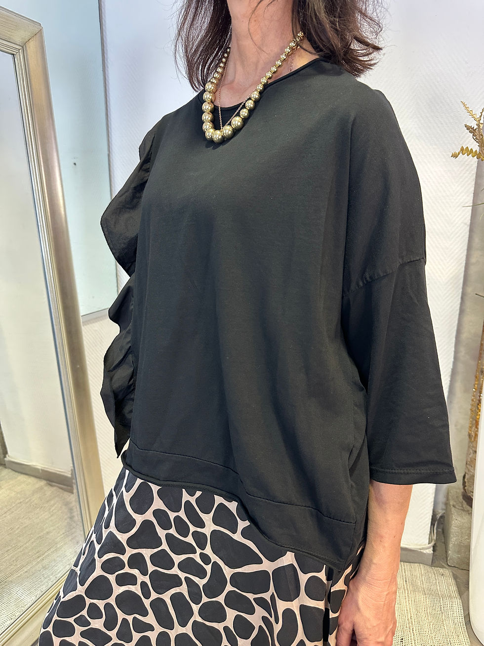 Miniaturbild: Shirt „Noa“ – Schwarz mit seitlichem Volant